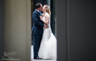 Kiss between pillars in London